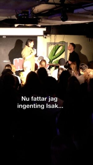 Evelyn Mok Instagram - Tänk att stans bästa klubb startades helt utan mick.  Men det blev kanon ändå. Löstes på plats med en ofrivillig dubbelakt och lite a capella. Nu är vi varma i kläderna och på tisdag är det säsongsfinal! In och haffa biljetter, grym lineup som vanligt.