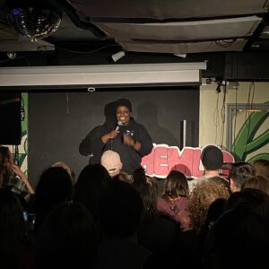 Evelyn Mok Instagram - GÖTEBORG!! Kryp ner i källaren med oss 28 MAJ för @hemliscomedy säsongsavslutning! 

Vi har haft en otrolig rolig säsong och en fantastisk line-up väntar 28 MAJ där ni får se två onaturligt långa typer, tre medellånga och en kines! Haffa era biljetter nu!

Plats: @haketpub (Masthuggstorget 5)
När: 18:00 dörrar • 19:00 SHOW
Biljetter: Billetto.se (sök Hemlis)