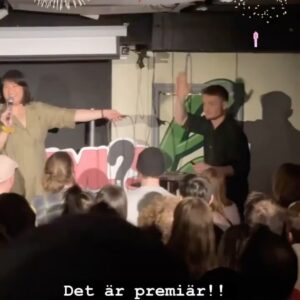 Evelyn Mok Instagram - GÖTEBORG!! Kryp ner i källaren med oss 28 MAJ för @hemliscomedy säsongsavslutning! 

Vi har haft en otrolig rolig säsong och en fantastisk line-up väntar 28 MAJ där ni får se två onaturligt långa typer, tre medellånga och en kines! Haffa era biljetter nu!

Plats: @haketpub (Masthuggstorget 5)
När: 18:00 dörrar • 19:00 SHOW
Biljetter: Billetto.se (sök Hemlis)