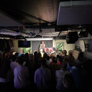 Evelyn Mok Instagram - GÖTEBORG!! Kryp ner i källaren med oss 28 MAJ för @hemliscomedy säsongsavslutning! 

Vi har haft en otrolig rolig säsong och en fantastisk line-up väntar 28 MAJ där ni får se två onaturligt långa typer, tre medellånga och en kines! Haffa era biljetter nu!

Plats: @haketpub (Masthuggstorget 5)
När: 18:00 dörrar • 19:00 SHOW
Biljetter: Billetto.se (sök Hemlis)