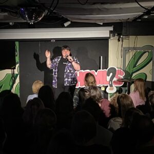 Evelyn Mok Instagram - GÖTEBORG!! Kryp ner i källaren med oss 28 MAJ för @hemliscomedy säsongsavslutning! 

Vi har haft en otrolig rolig säsong och en fantastisk line-up väntar 28 MAJ där ni får se två onaturligt långa typer, tre medellånga och en kines! Haffa era biljetter nu!

Plats: @haketpub (Masthuggstorget 5)
När: 18:00 dörrar • 19:00 SHOW
Biljetter: Billetto.se (sök Hemlis)