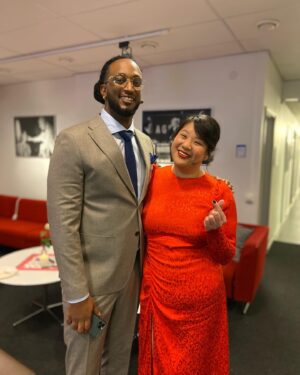 Evelyn Mok Instagram - Titta vad fina vi är!! Minns tillbaka till säsong 2 av IFS & alla behind the scenes-grejer som inte kom med i rutan. 

@thanosfotas klädd som han är på gap-year i Peru, jag & @ahmedberhan_ lajvar divorcés som håller min på vår sons student & @atokarlsson filmade en dag jag inte var inne så vi får nöja oss med en video på när han smashar sin show i Göteborg i fjol!

Nu på lördag, 22 juli kommer det här gänget till @villastrompis och kör stand-up för er! Kom & se oss! Länk till biljetter i stories!