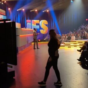 Evelyn Mok Instagram - Titta vad fina vi är!! Minns tillbaka till säsong 2 av IFS & alla behind the scenes-grejer som inte kom med i rutan. 

@thanosfotas klädd som han är på gap-year i Peru, jag & @ahmedberhan_ lajvar divorcés som håller min på vår sons student & @atokarlsson filmade en dag jag inte var inne så vi får nöja oss med en video på när han smashar sin show i Göteborg i fjol!

Nu på lördag, 22 juli kommer det här gänget till @villastrompis och kör stand-up för er! Kom & se oss! Länk till biljetter i stories!