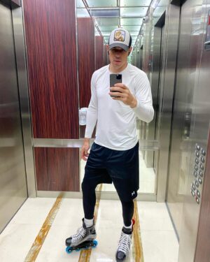 Evgeni Malkin Instagram - Покататься на коньках или на лифте???🤔 #лифтолукэтонемое