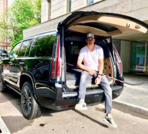 Evgeni Malkin Instagram - Отвезите меня на хоккей 🏒  #cadillacrussia #escaladerussia