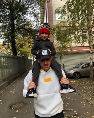 Evgeni Malkin Instagram - до какого возраста дети должны сидеть на шее🤔#нашееродителей