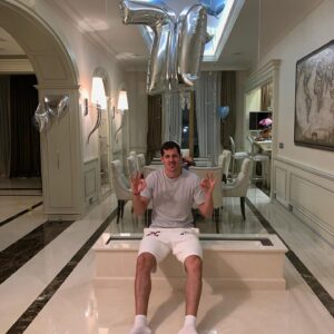 Evgeni Malkin Instagram - Всем спасибо за поздравления!!!Всех обнял! #33#stillyoung