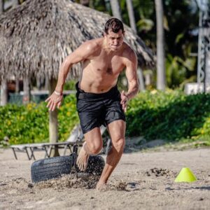 Evgeni Malkin Instagram - Иногда можно и потренироваться 💪#ковисидитотдыхает#каквсегда😆