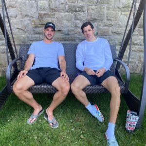 Evgeni Malkin Instagram - На районе #рекламасемечек😂