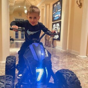 Evgeni Malkin Instagram - Говорит уже большой!!!5 лет❤️#думаюещёмелкий