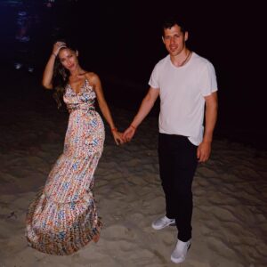 Evgeni Malkin Instagram - Держусь за @anna_kasterova 6 лет 🤣 #некаблук