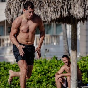 Evgeni Malkin Instagram - Иногда можно и потренироваться 💪#ковисидитотдыхает#каквсегда😆