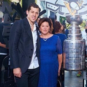 Evgeni Malkin Instagram - С Днём Мамы!