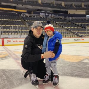 Evgeni Malkin Instagram - семь один на льду 👏#первыйраз