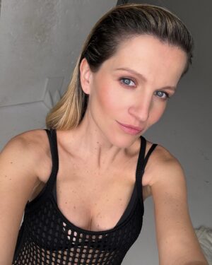 Evgenia Malakhova Instagram - 1 или 2? 

Давайте знакомиться ? 
Вас стало сильно больше и я сильно рада каждому из Вас )