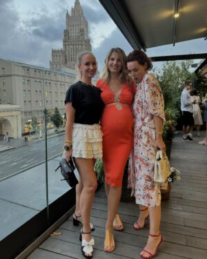 Evgenia Malakhova Instagram - Оранжевое настроение ☀️ 
1. Премьера фильма моей @anna.peskova  и @agataagata  #турсиванушками 
2. день рождения яркой @ksu_anosova в ресторане @thegreeksmoscow  @peopletalkru 
3. Открытие летней веранды @meat_coin 
4. Презентация круизной коллекции от @trevifashion 
5. Любимые мои девочки , встречи с давними друзьями и новые люди 🧡

Я люблю тебя жизнь . #поканеродила