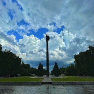 Evgeniy Bazhenov Instagram - Йошкар-Ола - замечательный город. Уютный, добрый и положительный. Покушать посоветую на бульваре Чавайна (там достаточно локальных кафешек).
И хотелось бы, чтобы на главной набережной таки допилили долгострои, а то они несколько портят общий вид центра.