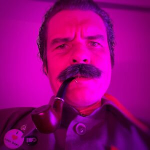 Evgeniy Bazhenov Instagram - Спокойно новый обзор успел пожить немного. Таки да - в очередной раз обзор заблокировали для большой части моей аудитории (НЕ У ВСЕХ).
Когда меня давным-давно атаковали Киноданс, Александр Роднянский встал на мою сторону и защищал свободу слова:
"Критика, даже острая и неприятная для авторов обозреваемых фильмов, является неотъемлемой частью здоровой индустрии" (с)
С тех пор многое изменилось, мои обзоры уже ни разу не критика, ни разу не острая, а вообще - хейт гопника и мусор. Собственно, на здоровье. Если я могу высказываться, почему Роднянский не может иметь мнения обо мне? Всё честно, но вот блокировка обзора...
Зрители скидывают скриншоты где значится, что заблокировал NETFLIX, но вот в чём странность: даже самый крупный тайтл NETFLIX "Тайлер Рейк: Операция по спасению" обозревается на западе без проблем. Главный продукт NETFLIX на данный момент, "SQUID GAME" - спокойно обозревается (каждая серия!), без каких-либо ограничений. Выходит, что "Чернобыль" Козловского NETFLIX ценит больше, чем свои самые крупные тайтлы? Выходит так.
Причём ограничения накинули ВРУЧНУЮ и не в первый день релиза...То есть кто-то на западе увидел нарушение, но решил подождать и не стал банить обзор сразу, дабы не злить большую часть аудитории. И только когда хайп утих, правообладатель решил отомстить за 7 секунд кадров фильма Чернобыль.
В сообщении о блокировке указано 3 организации: NETFLIX, MPI Media и CPRAgency. Но все апелляции и ссылки на добросовестное использование отфутболивает лишь CPRAgency. Напоминает контору ВЕБконтроль, которая в своё время бросалась на обзоры фильмов Сарика Андреасяна прикрывая блокировку мнений - "ЗАЩИТОЙ АВТОРСКИХ ПРАВ".
И если Роднянский называл меня "заражённым советской ностальгической фобией" (с), приведу пример, чтобы соответствовать его представлениям: естественно, РОДНЯНСКИЙ аки Сталин не знал про репрессии и ущемления. Уверен, что так получилось случайно, а виноваты клятые предатели, что просто подставили хорошего человека. Вполне возможно, но вот в данный момент Александр Ефимович может подтвердить свою идеологему о свободе высказываний не словом, а делом.
P.S. Пожалуйста, не оскорбляйте наших талантливых творцов. Я против такого поведения