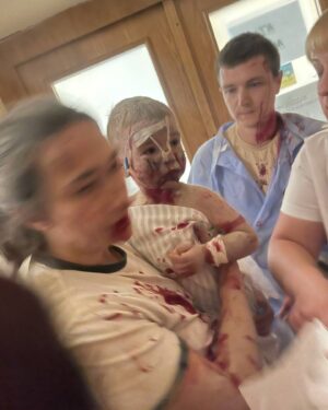 Evgeniy Chichvarkin Instagram - Чудовищный теракт российской армии в Киеве. 
 Это самая большая в столице Украины детская ( детская!!! ) больница. 
 Раненых и мёртвых детей и взрослых сейчас достают из-под завалов. 
  Дайте Украине Patriots! 
 Не покупайте Российские ископаемые 
 Путин не хочет мира, он будет воевать и устраивать теракты до конца своих дней.  Переговоры- фикция для отвода глаз. 
  Пожалуйста, покажите эти кадры всем знакомым, особенно живущим в РФ. Этот ад творится от их/нашего имени. 
 Еще раз читайте,  вслух желательно : управляемыми современными ракетами по детской больнице.. 
8 июля 2024 года.