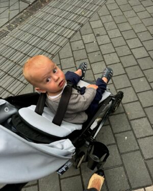 Evgeniy Chichvarkin Instagram - Вот задают вопрос, а после стольких проблем и камней на голову, что вас мотивирует? 
 Отвечаю. 
Фото : #моябоеваяподруга  #этонешиба