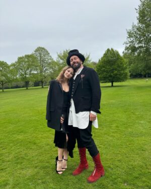 Evgeniy Chichvarkin Instagram - Выпускной в Wycombe Abbey. 
 Чуть помедленнее, глобус, пожалуйста. 
 - Фрау Марта, я не расслышал: который час?
Часы пробили 3, барон — 2, стало быть, всего 5 (с) 
 
 👨🏻‍🍼🔜👸. 
  Будь счастливой, будь сильной, будь здоровой и успешной 🫶. Испытаний много будет, да уже есть. 
 Мирного неба мы тебе не сохранили, не смогли, прости.. может у тебя получится ?! 

18 лет.  Уже. Как то происходит? 
 А это что значит , я старый уже и в маразме, поезд ушёл и рельсы остыли?