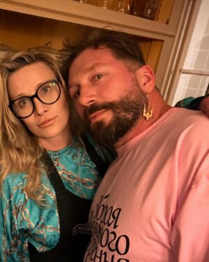 Evgeniy Chichvarkin Instagram - вчора пройшла вечеря, на якій нам вдалося зібрати майже 7(!!) мільйонів гривень. всі ці кошти йдуть в фонд «світлі» @svitlii_foundation і нам, на складну медицину і такмед. 
за ці два роки нікі і євгену вдалося зібратии вечерями (разом з учорашньою) 
108 мільйонів 240 тисяч грн. 
за ці кошти було придбано багато загальної медицини, знеболу, складних антибіотиків, такмеду, автівок, генераторів, більше тисячі комплектів тактичного одягу, більше 100 тонн продуктів для наших військових, і воно все множиться бо донатори, приводять донаторів, врятовані рятують наступних. і так просто з однієї думки, однієї дії народжується щось прекрасне. 
я хочу подякувати всім, хто підтримує ці вечері, 
я дуже вдячна @belonika і @tot_samy_chichvarkin , захоплююсь тим, як ви продовжуєте не зупинятися, 
я вдячна @polyakovamusic яка знайшла час і приїхала, щоб співати. 

*збирати стає все складніше і складніше, і назавжди вдячна кожному за підтримку, за те, що не відвертаєтесь, за всі донати які з копійочок збираються в мільйони. 
люблю сильно. 

ваш ретранслятор болю і дива, татуля. 

робіть, будь ласка, робіть!
