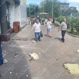 Evgeniy Chichvarkin Instagram - Чудовищный теракт российской армии в Киеве. 
 Это самая большая в столице Украины детская ( детская!!! ) больница. 
 Раненых и мёртвых детей и взрослых сейчас достают из-под завалов. 
  Дайте Украине Patriots! 
 Не покупайте Российские ископаемые 
 Путин не хочет мира, он будет воевать и устраивать теракты до конца своих дней.  Переговоры- фикция для отвода глаз. 
  Пожалуйста, покажите эти кадры всем знакомым, особенно живущим в РФ. Этот ад творится от их/нашего имени. 
 Еще раз читайте,  вслух желательно : управляемыми современными ракетами по детской больнице.. 
8 июля 2024 года.