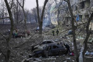 Evgeniy Maloletka Instagram - Air strike into the centre of Mariupol hit maternity hospital 3 and mass graves with dead bodies majority of them were killed by shelling. #mariupol #war #ukraine #russia #invasion