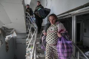 Evgeniy Maloletka Instagram - Air strike into the centre of Mariupol hit maternity hospital 3 and mass graves with dead bodies majority of them were killed by shelling. #mariupol #war #ukraine #russia #invasion