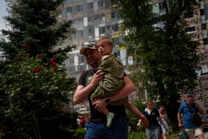 Evgeniy Maloletka Instagram - Сьогодні ще один день коли діти яких забрала та клята ракета вже не посміхнуться. В деяких цей страх буде на довго, а може на завжди. Я не так давно сам приходив до Охматдиту показувати свого малого. Там працювали мої товариші. Цей тісний світ українського життя, де всі знайомі персонально або заочно.
Невже це в силу нам терпіти і дати їм можливість стерти із записів ці серця.