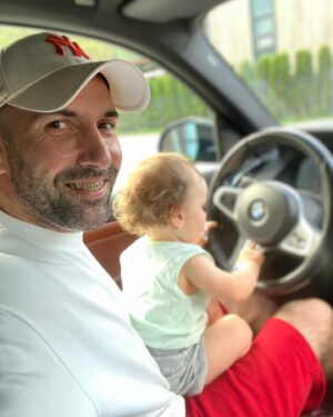 Evgeniy Papunaishvili Instagram - Помню, как в детстве мама брала меня на работу, и я мог часами сидеть в какой-нибудь машине и представлять. Причём фантазия была очень бурной. Строил в голове маршруты, со светофорами, перекрёстками, гаишниками и т.д. 

И вот Лукаша тоже тянется к рулю❤️
Сидит, что-то там себе представляет😅