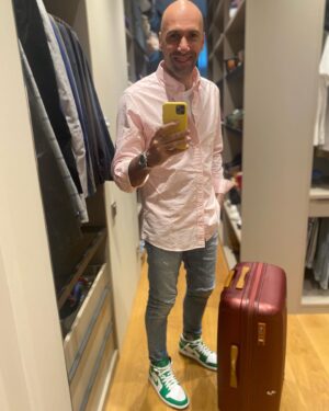 Evgeniy Papunaishvili Instagram - 3 часа сна после сложного перелёта в Москву и сразу в путь✈️

На этот раз в Самару вести одно необычное и очень стильное мероприятие, на теплоходе😅👍

Как Вам вид из моей каюты на последнем фото?🙌🌅