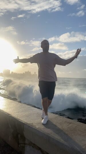 Evgeniy Papunaishvili Instagram - Во время этого видео на Кубе поймал чувство полной гармонии и спокойствия. Не часто со мной такое бывает. 
Постоянная гонка, работа, переживания, и вдруг я ловлю момент, и просто наслаждаюсь🙏❤️ 
И дело не в количестве кубинского рома внутри, а может и в этом 😂🥃🙌