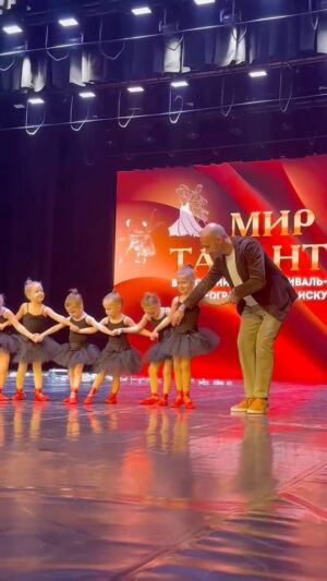 Evgeniy Papunaishvili Instagram - Не уверен, но возможно это лучший мой танец😂😂😂👌
Получил колоссальное количество положительных эмоций от фестиваля @mir_talantoff в Железноводске🙏

Огромное количество прекрасных юных танцоров и коллективов. Ну , а этим малышкам некоторым ещё нет и 3 лет 😂
Они , конечно, не поняли, что за лысый дядя из жюри к ним выбежал на сцену, но удовольствие получили все❤️

Благодарю всех участников, преподавателей, и конечно, организатора @vax_tangi за такой крутой фестиваль 🙏❤️