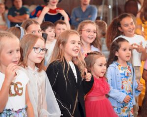 Evgeniy Papunaishvili Instagram - София сказала, что день рождения Николь  @nikol_piano – это был лучший праздник в её жизни❤️

На втором фото видно, как счастливы папы, когда их дети счастливы🙏 

Шота @gorgadze_shota , дорогой! Спасибо за этот шикарный праздник! 
Детям, конечно, было круто, но взрослые тоже оторвались на славу! Лично я уже не помню, когда в последний раз я так веселился😅😂
 Было прекрасно🙏