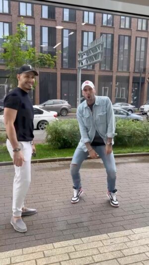 Evgeniy Papunaishvili Instagram - А как вы прощаетесь с вашими докторами?
Я так😂🙌 

@omarov_stomatolog @zaremaomarova