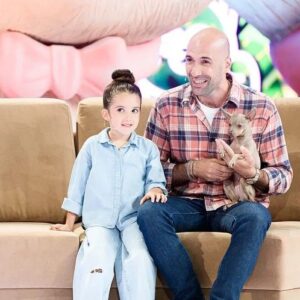 Evgeniy Papunaishvili Instagram - Сейчас на телеканале Россия начнётся премьера новой прекрасной программы ” В кругу друзей ". 

Очень приятно, что в первом выпуске были мы с Софией, и с Хлоей, конечно❤️🐶
Включайте😉 11.50🙌