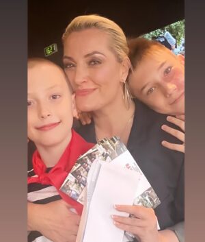 Evgeniya Akhremenko Instagram - Лето, ура! Родители выдыхают, выбирая просекко и черешню в магазине. У детей какая то совершенно другая энергетика. Как будто у всех аура расслабилась и засияла. Поздний подьем, слишком много мороженного и бесконечный стук мяча (в нашем случае:))
Сегодня был жара, потом гроза, потом тишина, комары и снова … стук мяча на улице. Сегодня я чувствовала себя какой то особенно счастливой. Жизнь немного как  фото в моем посте- то ярко цветная, то ЧБ. Но и там и там - обнимашки. И там и там - любовь. . Когда моя любимая Вселенная подкидывает пару тройку неплохих таких уроков, смотрите кто в это время рядом. Точнее , с кем (из тех кто рядом) вам в какие то непростые моменты ЛЕГКО. Жизнь слишком коротка и прекрасна для того чтобы «тужиться» с окружением. Когда легко в трудную минуту -тогда все правильно. Вас ведут. Не бойтесь вообще НИЧЕГО! Мы никогда не бываем одни. Легкость бытия - вот мой девиз на ближайшее будущее. А кому не люб наш стол - тот пошел пошел пошел (читается в стиле частушек, если что)😎 Да и вообще братцы, улыбнитесь ка быстро! Ведь с нами наконец оно - ЛЕТО🥰🥰🥰🥰😎😎😎😎🌺🌺🌺🌺
#жизнь #лето #чудеса #любовь #евгенияахременко #запискифаталистки #актрисаахременко #братьясоловьёвы #моевсе #яжмать #яфанатмироздания #улыбайтесьгоспода #