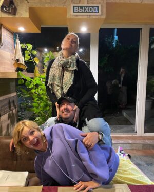 Evgeniya Akhremenko Instagram - Итак, Крым… что это теперь такое для меня?
Крым- это запах сырников с утра в прекрасном отеле @sunset_akvadeluxe . Это шум морюшка и глубокий «массаж» стоп, когда нужно было в кадре «беззаботно гулять по берегу»🤣. Это Юркины стильные тельняшки и модные круглые очки , на которые я безуспешно положила глаз☝🏻 Спасибо тебе @leizeroff за то, что сразу увидел во мне Еву… Крым - это бесконечные и дико смешные анекдоты от @olga_official_chudakova (хоть бы один я запомнила! Ну Оль)🤣🤦‍♀️. Это жареная барабуля, которую так элегантно и со знанием дела заказывал нам @actorsergeykomarov . Это сидеть в одеяле после смены у моря и есть клубнику и какие то просто космические бутерброды с колбасой с @evgenii_volovenko_1 и его прекрасными однокурсниками. Это часовой подьем в гору к Храму Солнца с моей @selivnat1971 и ребятами из группы. Это спонтанная и такая нужная поездка в Ялту, которая покорила мое сердце. А ещё это наша съёмочная группа. Лёгкая, весёлая, любящая и профессиональная! Спасибо каждому из вас! Спасибо моим великолепным партнерам! @mr._solovyov , спасибо , что сцены получились достойными и красивыми! Продюсер Костя- ты огромный молодец! Это одна из самых душевных и красивых экспедиций в моей жизни. И конечно отдельное спасибо @gm_production и @gordana_milevcic_gm_production за поддержку и веру в меня. ❤️🎥 Всех обнимаю. #имысчастливы #крым #севастополь #ялта #киновиноидомино #евгенияахременко #главнаяроль #подароксудьбы #запискифаталистки #благодарность #яфанатмироздания #жизнь #режиссерюрийлейзеров #всемлюбви #