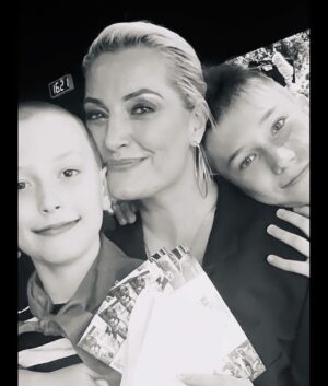 Evgeniya Akhremenko Instagram - Лето, ура! Родители выдыхают, выбирая просекко и черешню в магазине. У детей какая то совершенно другая энергетика. Как будто у всех аура расслабилась и засияла. Поздний подьем, слишком много мороженного и бесконечный стук мяча (в нашем случае:))
Сегодня был жара, потом гроза, потом тишина, комары и снова … стук мяча на улице. Сегодня я чувствовала себя какой то особенно счастливой. Жизнь немного как  фото в моем посте- то ярко цветная, то ЧБ. Но и там и там - обнимашки. И там и там - любовь. . Когда моя любимая Вселенная подкидывает пару тройку неплохих таких уроков, смотрите кто в это время рядом. Точнее , с кем (из тех кто рядом) вам в какие то непростые моменты ЛЕГКО. Жизнь слишком коротка и прекрасна для того чтобы «тужиться» с окружением. Когда легко в трудную минуту -тогда все правильно. Вас ведут. Не бойтесь вообще НИЧЕГО! Мы никогда не бываем одни. Легкость бытия - вот мой девиз на ближайшее будущее. А кому не люб наш стол - тот пошел пошел пошел (читается в стиле частушек, если что)😎 Да и вообще братцы, улыбнитесь ка быстро! Ведь с нами наконец оно - ЛЕТО🥰🥰🥰🥰😎😎😎😎🌺🌺🌺🌺
#жизнь #лето #чудеса #любовь #евгенияахременко #запискифаталистки #актрисаахременко #братьясоловьёвы #моевсе #яжмать #яфанатмироздания #улыбайтесьгоспода #