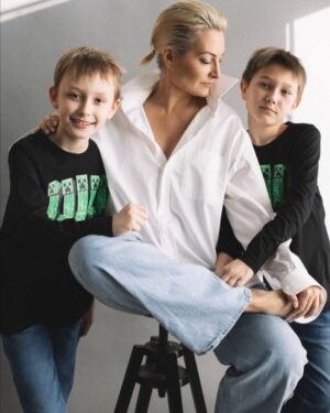 Evgeniya Akhremenko Instagram - Как же тяжело было заходить сегодня в соцсети…как больно смотреть на высказывания полные злости и агрессии. Я не собираюсь озвучивать своё мнение, но я молюсь за мирное небо над головами наших детей, я верю что настоящая дружба и любовь не могут  быть убиты разными политическими взглядами (а если могут- никакая это не дружба, я вам так скажу). И наконец я надеюсь, что люди понимают, агрессия и злость - это худшее , чем мы сейчас можем вибрировать. Обнимите родных, скажите спасибо, что проснулись и что дышите,  в конце концов! Я вне политики. Не потому,  что я кого то или чего то боюсь. Я вне политики , но не вне веры в человечество … Кто меня знает хорошо понимают о чем я. 
За это чудесное фото спасибо потрясающей @photo_by_vasileva @bolonkina_vasileva ! Маша, нет слов🙏❤️
#моимыслимоискакуны #доброеутромир #евгенияахременко #яжмать #братьясоловьёвы #даниилсоловьев #тимофейсоловьев #моевсе #семья #сила #любовь #актрисаахременко #запискифаталистки #яфанатмироздания #благодарность #evgeniyaakhremenko #internationalactress #solovyovbrothers #family #strength #amoremio #lafamilia #всемдобра #