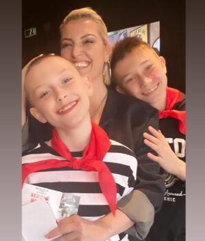 Evgeniya Akhremenko Instagram - Лето, ура! Родители выдыхают, выбирая просекко и черешню в магазине. У детей какая то совершенно другая энергетика. Как будто у всех аура расслабилась и засияла. Поздний подьем, слишком много мороженного и бесконечный стук мяча (в нашем случае:))
Сегодня был жара, потом гроза, потом тишина, комары и снова … стук мяча на улице. Сегодня я чувствовала себя какой то особенно счастливой. Жизнь немного как  фото в моем посте- то ярко цветная, то ЧБ. Но и там и там - обнимашки. И там и там - любовь. . Когда моя любимая Вселенная подкидывает пару тройку неплохих таких уроков, смотрите кто в это время рядом. Точнее , с кем (из тех кто рядом) вам в какие то непростые моменты ЛЕГКО. Жизнь слишком коротка и прекрасна для того чтобы «тужиться» с окружением. Когда легко в трудную минуту -тогда все правильно. Вас ведут. Не бойтесь вообще НИЧЕГО! Мы никогда не бываем одни. Легкость бытия - вот мой девиз на ближайшее будущее. А кому не люб наш стол - тот пошел пошел пошел (читается в стиле частушек, если что)😎 Да и вообще братцы, улыбнитесь ка быстро! Ведь с нами наконец оно - ЛЕТО🥰🥰🥰🥰😎😎😎😎🌺🌺🌺🌺
#жизнь #лето #чудеса #любовь #евгенияахременко #запискифаталистки #актрисаахременко #братьясоловьёвы #моевсе #яжмать #яфанатмироздания #улыбайтесьгоспода #