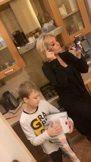 Evgeniya Akhremenko Instagram - #тимаимама #исноваздравствуйте #reels #евгенияахременко #тимофейсоловьев #когданечегоделать #моемладшеечудо #яжмать #сын #улыбайтесьгоспода #яфанатмироздания #