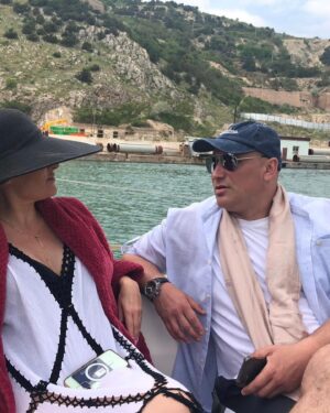 Evgeniya Akhremenko Instagram - Итак, Крым… что это теперь такое для меня?
Крым- это запах сырников с утра в прекрасном отеле @sunset_akvadeluxe . Это шум морюшка и глубокий «массаж» стоп, когда нужно было в кадре «беззаботно гулять по берегу»🤣. Это Юркины стильные тельняшки и модные круглые очки , на которые я безуспешно положила глаз☝🏻 Спасибо тебе @leizeroff за то, что сразу увидел во мне Еву… Крым - это бесконечные и дико смешные анекдоты от @olga_official_chudakova (хоть бы один я запомнила! Ну Оль)🤣🤦‍♀️. Это жареная барабуля, которую так элегантно и со знанием дела заказывал нам @actorsergeykomarov . Это сидеть в одеяле после смены у моря и есть клубнику и какие то просто космические бутерброды с колбасой с @evgenii_volovenko_1 и его прекрасными однокурсниками. Это часовой подьем в гору к Храму Солнца с моей @selivnat1971 и ребятами из группы. Это спонтанная и такая нужная поездка в Ялту, которая покорила мое сердце. А ещё это наша съёмочная группа. Лёгкая, весёлая, любящая и профессиональная! Спасибо каждому из вас! Спасибо моим великолепным партнерам! @mr._solovyov , спасибо , что сцены получились достойными и красивыми! Продюсер Костя- ты огромный молодец! Это одна из самых душевных и красивых экспедиций в моей жизни. И конечно отдельное спасибо @gm_production и @gordana_milevcic_gm_production за поддержку и веру в меня. ❤️🎥 Всех обнимаю. #имысчастливы #крым #севастополь #ялта #киновиноидомино #евгенияахременко #главнаяроль #подароксудьбы #запискифаталистки #благодарность #яфанатмироздания #жизнь #режиссерюрийлейзеров #всемлюбви #