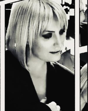 Evgeniya Akhremenko Instagram - Ну вот наконец и родился постепенно новый пост. О чем он будет? Трудно сказать. Наверно как обычно, обо всем и не о чем:)
Говорили с одной из родных душ (Питерских;) и как верно она заметила- нет больше серого. Есть белое или черное. Время такое. Маски слетают, мы потихоньку сдаем экзамен. Кто как может. И как в интереснейшем сценарии, каждая серия захватывает все больше и больше:)
Спасибо всем огромное за поздравления и пожелания в мой День Рождения. Хоть он и пошел не по плану, добрых слов было огромное количество 🤍🙏
Что бы я хотела пожелать себе и вам?
Отвечайте улыбкой на претензии. Домыслы людей по поводу вас просто отпускайте. Если они не имеют никакого отношения к действительности, то это не ваша история. Это их. Они видят в вас , то что не хотят видеть в себе.
Мой «год» был очень не простым. Но каким невероятным учителем! Потери и приобретения, взлеты и падения, болезни и исцеления, утверждение и «мимо как фанера над Парижем»🎥😉, слезы и ржач . Было ВСЁ.. и все это было и есть очень круто!
Колоссальная работа над собой. (Давно я так не пахала, скажу я вам). Работа с родом. (Как же это сейчас важно). Но ничем подобным я не делилась бы с вами, если бы не мое любимое окружение. Мои «духовные саратники», в народе просто друзья. Спасибо каждому из вам. Вы знаете кто вы. 
Парни мои. Давайте о них пару слов:) … клевые они стали. Самое главное - оба добрые. И еще круто, что с ними безумно интересно теперь. Тим, Дань, люблю вас, чуваки🤍
Па! Ты не перестанешь меня удивлять. Я твой безмерный фанат!
Планов море. Завтра смотрите сториз кстати о сл моем «воплощении в работе»
Ну а пока… обнимите родных, улыбнитесь… и помним, мы все здесь временно и на любителя!😉
#ахременкоевгения #актрисаахременко #ученикэтойжизни #запискифаталистки #евгенияахременко #яфанатмироздания #жизнь #путь #уроки #улыбайтесьгоспода #всеподбогомходим #всевременно #обнимитеродных #деньрождения🎉