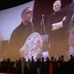 Evgeniya Akhremenko Instagram - Вчера в Октябре состоялась наша долгожданная премьера 13 Клинической!🔥🎥 Съёмки этого проекта были одними из любимых.. определенно. Все мое путешествие с @klimkozinsky , @alena.akimova777 @ochen_prostoy @teymurjafarov @iney.productions начиная с проб, после которых я вышла как на крыльях и заканчивая трёх месячными съемками с потрясающими партнерами @danilakozlovsky @_paulina_andreeva_ @vladimirsteklov @tata_yahina @v_isakova @miroslava_smirnova_actress @dmitrybederin @hodzitskiy @ninosha13 и с волшебной съёмочной группой, которая просто стала родной! Ощущение семьи. Работали, ржали. Болели за результат. И результат вчера на экране многим поддал мурашек и чуть чуть взорвал мозг! Смотрите нас 22 декабря на платформе @ivi_official ! Скучно не будет, поверьте. Ну и отдельная благодарность моему агентству @gm_production @gordana_milevcic_gm_production за то ,что верите в меня и всегда рядом! Дальше- больше🎥❤️ Спасибо @114 что меня всегда спрашивают «где куплен то костюмчик?» и @shmidteliza , что делаешь мое лицо и прическу очень даже очень!😎🙏❤️
И спасибо всем , кто поздравил, сказал добрые слова и кто был вчера! Благодарю, братцы, от всего сердца.
Ps. Данька, спасибо , что гордился мной весь вечер. Видя твои и Тимины горящие глаза , когда вы смотрите меня по телику или в кино,  слыша со сцены ваши аплодисменты, абсолютно ясно, что и эта игра стоит свеч… люблю!❤️ @dan1k_037 
#13клиническая #премьера #евгенияахременко #актрисаахременко #ялюблюсвоюработу #москва #кинотеатроктябрь #ivi #ineyproduction #teamfilm #благодарность #яфанатмироздания #всемдобра #