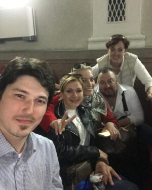 Evgeniya Akhremenko Instagram - Итак, Крым… что это теперь такое для меня?
Крым- это запах сырников с утра в прекрасном отеле @sunset_akvadeluxe . Это шум морюшка и глубокий «массаж» стоп, когда нужно было в кадре «беззаботно гулять по берегу»🤣. Это Юркины стильные тельняшки и модные круглые очки , на которые я безуспешно положила глаз☝🏻 Спасибо тебе @leizeroff за то, что сразу увидел во мне Еву… Крым - это бесконечные и дико смешные анекдоты от @olga_official_chudakova (хоть бы один я запомнила! Ну Оль)🤣🤦‍♀️. Это жареная барабуля, которую так элегантно и со знанием дела заказывал нам @actorsergeykomarov . Это сидеть в одеяле после смены у моря и есть клубнику и какие то просто космические бутерброды с колбасой с @evgenii_volovenko_1 и его прекрасными однокурсниками. Это часовой подьем в гору к Храму Солнца с моей @selivnat1971 и ребятами из группы. Это спонтанная и такая нужная поездка в Ялту, которая покорила мое сердце. А ещё это наша съёмочная группа. Лёгкая, весёлая, любящая и профессиональная! Спасибо каждому из вас! Спасибо моим великолепным партнерам! @mr._solovyov , спасибо , что сцены получились достойными и красивыми! Продюсер Костя- ты огромный молодец! Это одна из самых душевных и красивых экспедиций в моей жизни. И конечно отдельное спасибо @gm_production и @gordana_milevcic_gm_production за поддержку и веру в меня. ❤️🎥 Всех обнимаю. #имысчастливы #крым #севастополь #ялта #киновиноидомино #евгенияахременко #главнаяроль #подароксудьбы #запискифаталистки #благодарность #яфанатмироздания #жизнь #режиссерюрийлейзеров #всемлюбви #