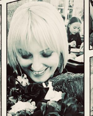 Evgeniya Akhremenko Instagram - Ну вот наконец и родился постепенно новый пост. О чем он будет? Трудно сказать. Наверно как обычно, обо всем и не о чем:)
Говорили с одной из родных душ (Питерских;) и как верно она заметила- нет больше серого. Есть белое или черное. Время такое. Маски слетают, мы потихоньку сдаем экзамен. Кто как может. И как в интереснейшем сценарии, каждая серия захватывает все больше и больше:)
Спасибо всем огромное за поздравления и пожелания в мой День Рождения. Хоть он и пошел не по плану, добрых слов было огромное количество 🤍🙏
Что бы я хотела пожелать себе и вам?
Отвечайте улыбкой на претензии. Домыслы людей по поводу вас просто отпускайте. Если они не имеют никакого отношения к действительности, то это не ваша история. Это их. Они видят в вас , то что не хотят видеть в себе.
Мой «год» был очень не простым. Но каким невероятным учителем! Потери и приобретения, взлеты и падения, болезни и исцеления, утверждение и «мимо как фанера над Парижем»🎥😉, слезы и ржач . Было ВСЁ.. и все это было и есть очень круто!
Колоссальная работа над собой. (Давно я так не пахала, скажу я вам). Работа с родом. (Как же это сейчас важно). Но ничем подобным я не делилась бы с вами, если бы не мое любимое окружение. Мои «духовные саратники», в народе просто друзья. Спасибо каждому из вам. Вы знаете кто вы. 
Парни мои. Давайте о них пару слов:) … клевые они стали. Самое главное - оба добрые. И еще круто, что с ними безумно интересно теперь. Тим, Дань, люблю вас, чуваки🤍
Па! Ты не перестанешь меня удивлять. Я твой безмерный фанат!
Планов море. Завтра смотрите сториз кстати о сл моем «воплощении в работе»
Ну а пока… обнимите родных, улыбнитесь… и помним, мы все здесь временно и на любителя!😉
#ахременкоевгения #актрисаахременко #ученикэтойжизни #запискифаталистки #евгенияахременко #яфанатмироздания #жизнь #путь #уроки #улыбайтесьгоспода #всеподбогомходим #всевременно #обнимитеродных #деньрождения🎉