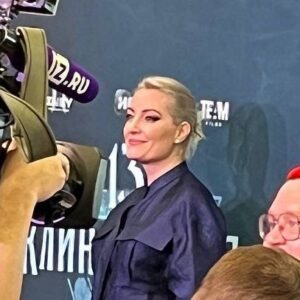 Evgeniya Akhremenko Instagram - Вчера в Октябре состоялась наша долгожданная премьера 13 Клинической!🔥🎥 Съёмки этого проекта были одними из любимых.. определенно. Все мое путешествие с @klimkozinsky , @alena.akimova777 @ochen_prostoy @teymurjafarov @iney.productions начиная с проб, после которых я вышла как на крыльях и заканчивая трёх месячными съемками с потрясающими партнерами @danilakozlovsky @_paulina_andreeva_ @vladimirsteklov @tata_yahina @v_isakova @miroslava_smirnova_actress @dmitrybederin @hodzitskiy @ninosha13 и с волшебной съёмочной группой, которая просто стала родной! Ощущение семьи. Работали, ржали. Болели за результат. И результат вчера на экране многим поддал мурашек и чуть чуть взорвал мозг! Смотрите нас 22 декабря на платформе @ivi_official ! Скучно не будет, поверьте. Ну и отдельная благодарность моему агентству @gm_production @gordana_milevcic_gm_production за то ,что верите в меня и всегда рядом! Дальше- больше🎥❤️ Спасибо @114 что меня всегда спрашивают «где куплен то костюмчик?» и @shmidteliza , что делаешь мое лицо и прическу очень даже очень!😎🙏❤️
И спасибо всем , кто поздравил, сказал добрые слова и кто был вчера! Благодарю, братцы, от всего сердца.
Ps. Данька, спасибо , что гордился мной весь вечер. Видя твои и Тимины горящие глаза , когда вы смотрите меня по телику или в кино,  слыша со сцены ваши аплодисменты, абсолютно ясно, что и эта игра стоит свеч… люблю!❤️ @dan1k_037 
#13клиническая #премьера #евгенияахременко #актрисаахременко #ялюблюсвоюработу #москва #кинотеатроктябрь #ivi #ineyproduction #teamfilm #благодарность #яфанатмироздания #всемдобра #
