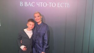 Evgeniya Akhremenko Instagram - Вчера в Октябре состоялась наша долгожданная премьера 13 Клинической!🔥🎥 Съёмки этого проекта были одними из любимых.. определенно. Все мое путешествие с @klimkozinsky , @alena.akimova777 @ochen_prostoy @teymurjafarov @iney.productions начиная с проб, после которых я вышла как на крыльях и заканчивая трёх месячными съемками с потрясающими партнерами @danilakozlovsky @_paulina_andreeva_ @vladimirsteklov @tata_yahina @v_isakova @miroslava_smirnova_actress @dmitrybederin @hodzitskiy @ninosha13 и с волшебной съёмочной группой, которая просто стала родной! Ощущение семьи. Работали, ржали. Болели за результат. И результат вчера на экране многим поддал мурашек и чуть чуть взорвал мозг! Смотрите нас 22 декабря на платформе @ivi_official ! Скучно не будет, поверьте. Ну и отдельная благодарность моему агентству @gm_production @gordana_milevcic_gm_production за то ,что верите в меня и всегда рядом! Дальше- больше🎥❤️ Спасибо @114 что меня всегда спрашивают «где куплен то костюмчик?» и @shmidteliza , что делаешь мое лицо и прическу очень даже очень!😎🙏❤️
И спасибо всем , кто поздравил, сказал добрые слова и кто был вчера! Благодарю, братцы, от всего сердца.
Ps. Данька, спасибо , что гордился мной весь вечер. Видя твои и Тимины горящие глаза , когда вы смотрите меня по телику или в кино,  слыша со сцены ваши аплодисменты, абсолютно ясно, что и эта игра стоит свеч… люблю!❤️ @dan1k_037 
#13клиническая #премьера #евгенияахременко #актрисаахременко #ялюблюсвоюработу #москва #кинотеатроктябрь #ivi #ineyproduction #teamfilm #благодарность #яфанатмироздания #всемдобра #